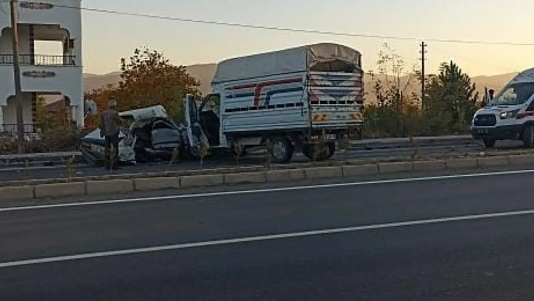 Elazığ'da otomobil ile kamyonet çarpıştı: 1 ölü, 1 yaralı