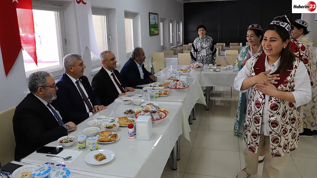 Özbek Akademisyenlerden Anlamlı Şükran Günü