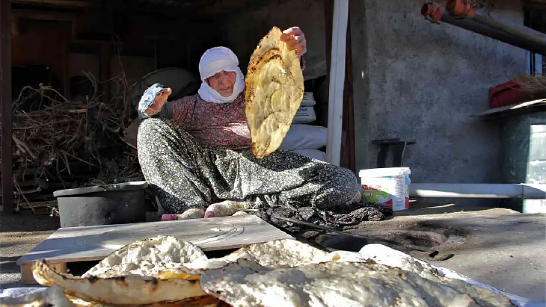 97 yaşındaki Mesude nine, 67 yıldır tandırda ekmek pişirerek geçimini sağlıyor