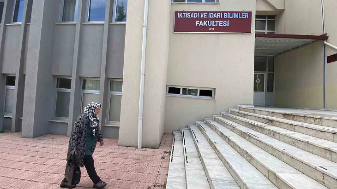 Azmin başarısı: İlk, orta ve lise eğitimini dışarıdan tamamladı, 70 yaşında üniversiteli oldu