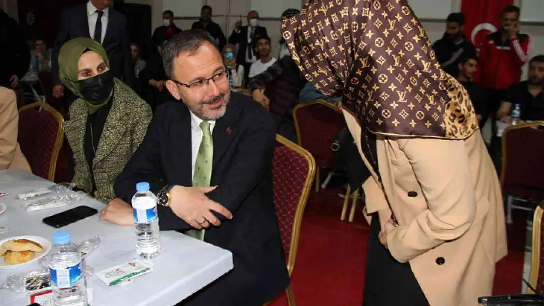 Bakan Kasapoğlu, Elazığ'da gençlerle bir araya geldi