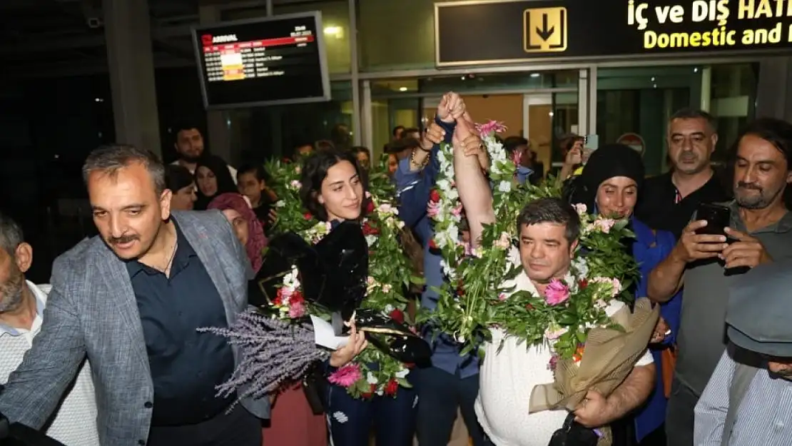 Cemil Döndü ve Gizem Özer, Fenerbahçe'de