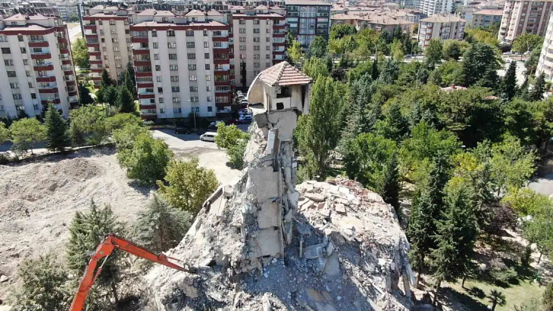 Depremin en dikkat çeken görüntüsü Elazığ'dan: 8 katlı bina yıkıldı, çatısı tek kolon üzerinde kaldı