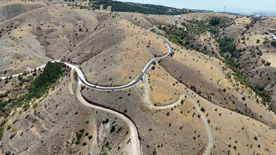 Elazığ Belediyesi, 8 mahallede sathi kaplama yol yapım çalışması gerçekleştiriyor