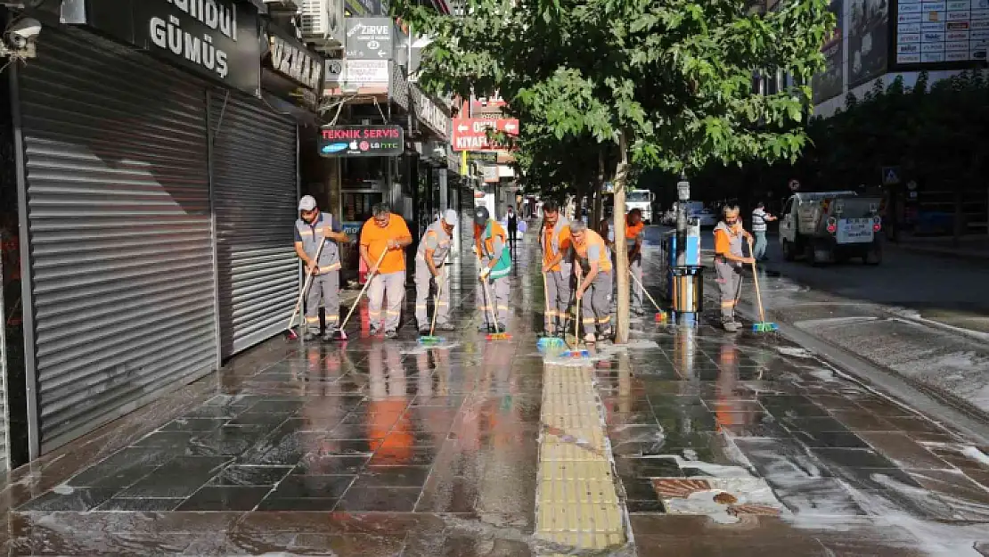 Elazığ Belediyesi kent genelinde temizlik çalışmalarını sürdürüyor