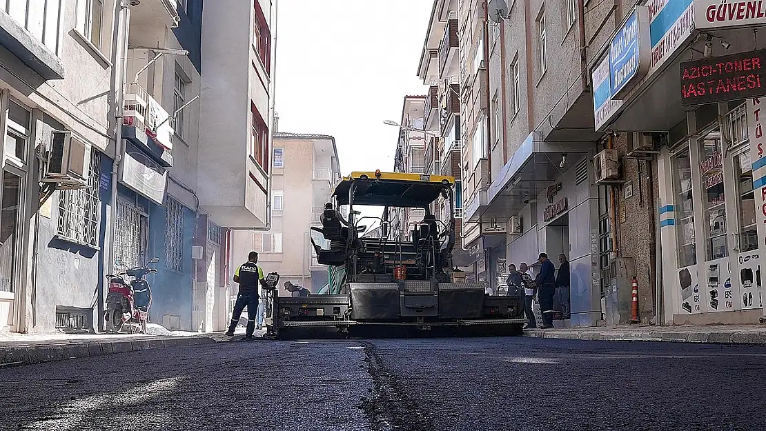 Elazığ Belediyesi, Yeni Mahalle'de asfaltlama çalışmalarını sürdürüyor