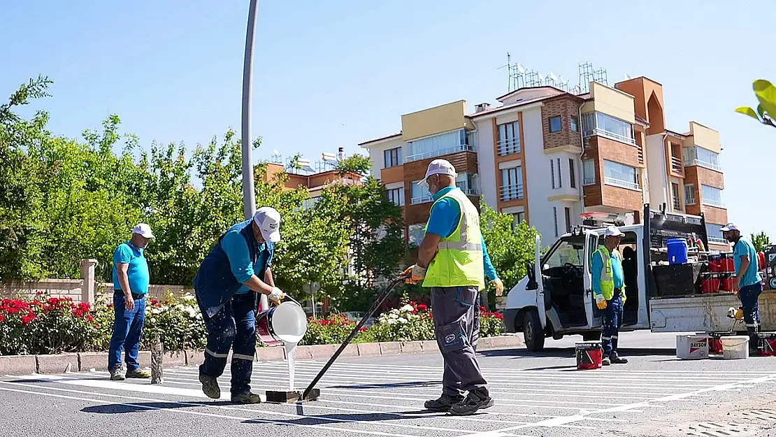 Elazığ Belediyesi yollarda yol çizgi, yaya çizgisi ve işaret çalışmaları gerçekleştiriyor