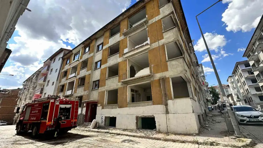 Elazığ'da ağır hasarlı binada korkutan yangın