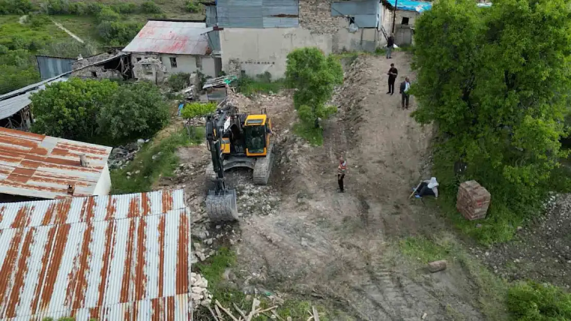 Elazığ'da ağır hasarlı yapıların yıkımı başladı