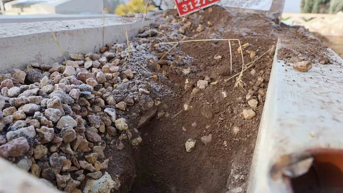 Elazığ'da bir mezarlık tahrip edildi, duyarlı vatandaş kabri eski haline getirdi