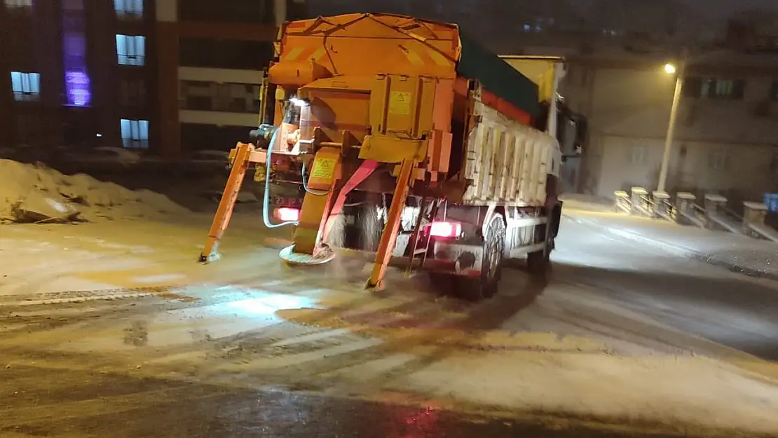 Elazığ'da buzlanmaya karşı tuzlama çalışması