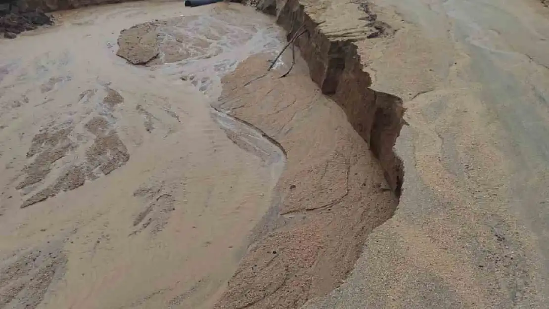 Elazığ'da çöken köy yolları ulaşıma kapandı