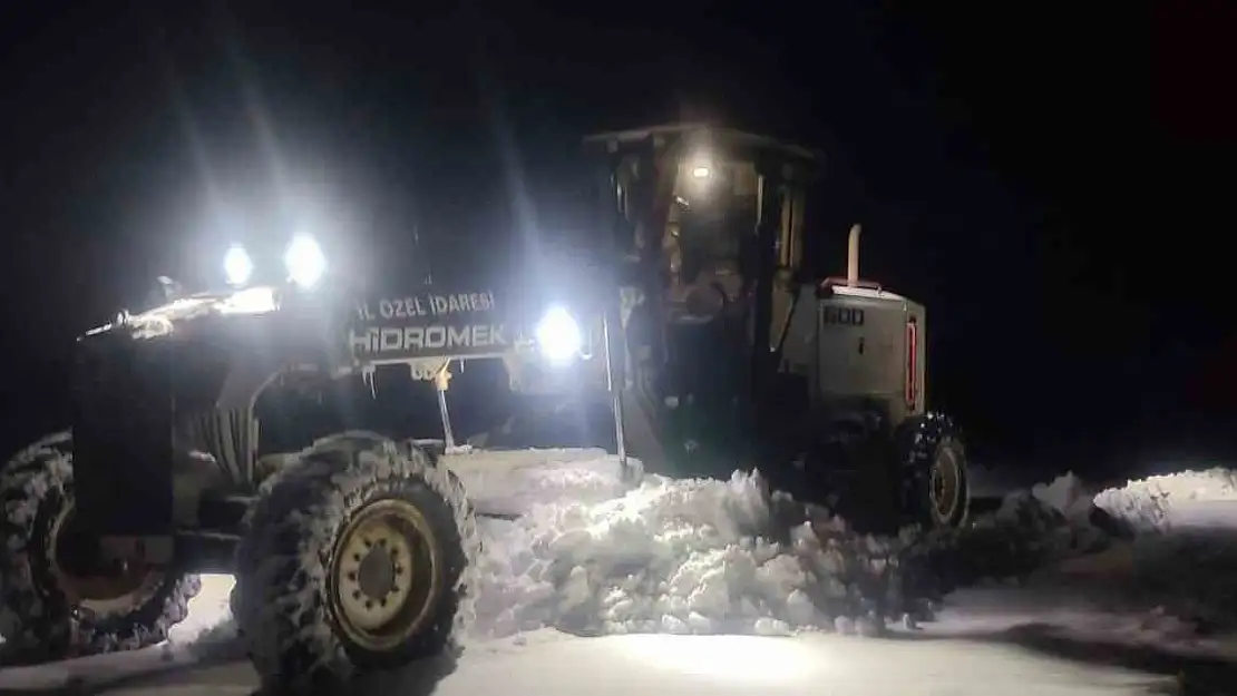 Elazığ'da ekiplerin kar mesaisi gece de devam etti