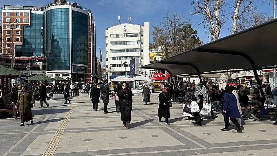 Elazığ'da havalar ısındı caddeler doldu taştı