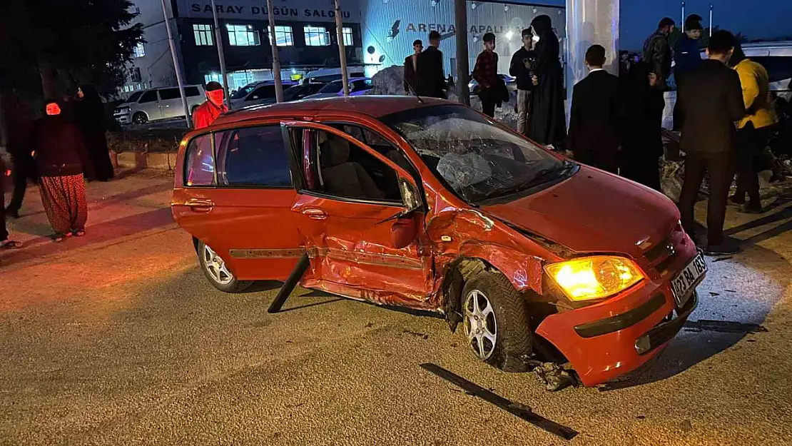 Elazığ'da iki otomobil çarpıştı: 5 yaralı