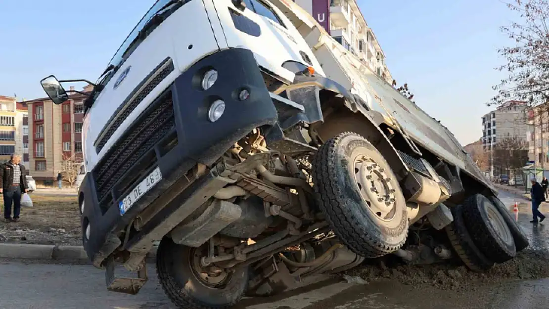 Elazığ'da ilginç kaza: Yol çöktü kamyon çukura düştü