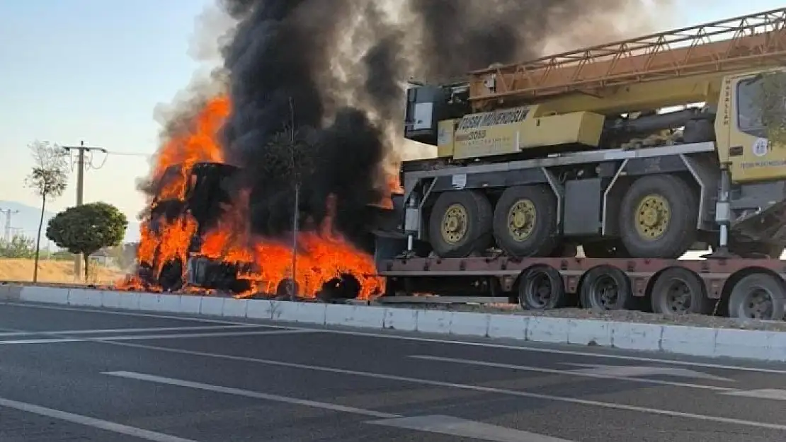 Elazığ'da iş makinesi yüklü tır, alev topuna döndü