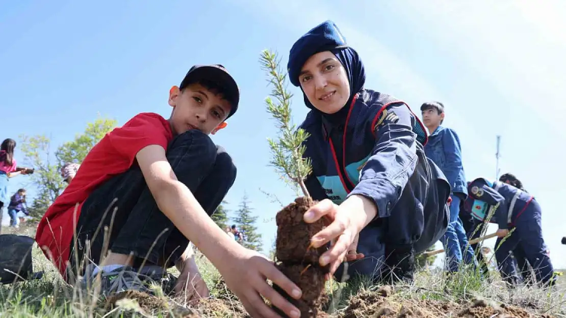 Elazığ'da jandarma ekipleri öğrencilerle birlikte fidan dikti