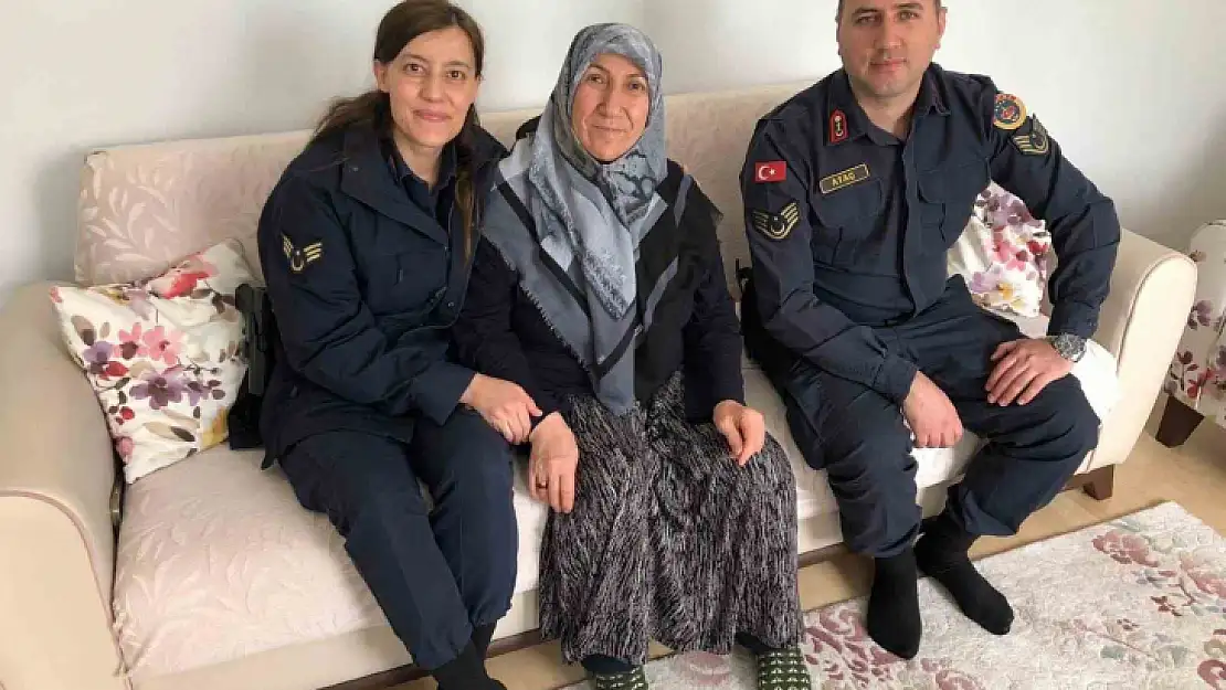 Elazığ'da jandarma ekipleri şehit annelerini unutmadı