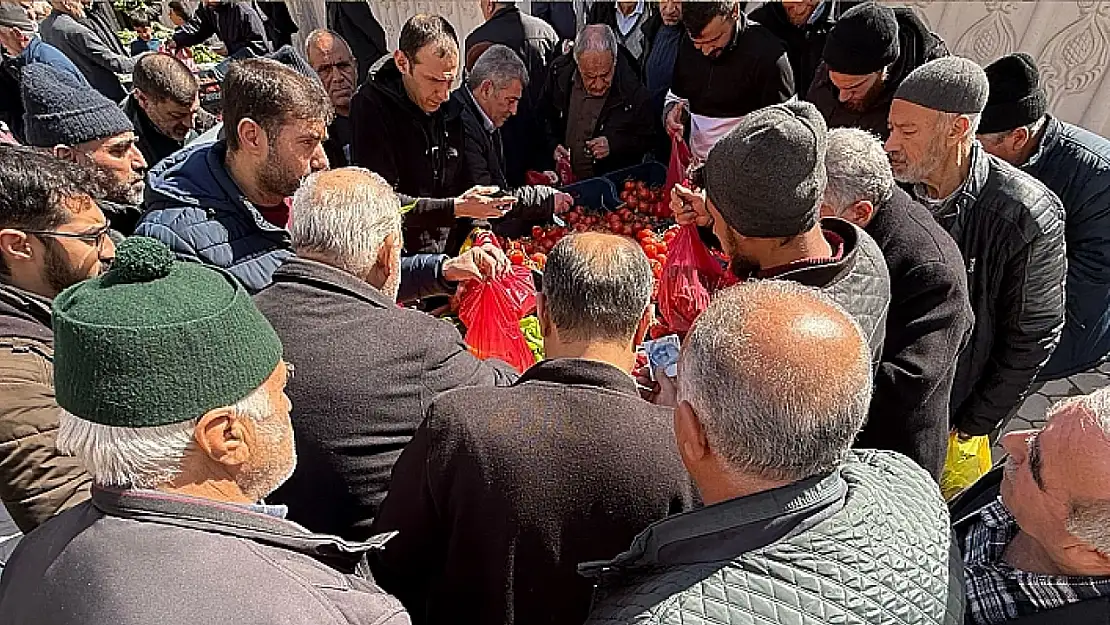 Elazığ'da kilosunun 35 lira olduğunu duyan poşet poşet aldı