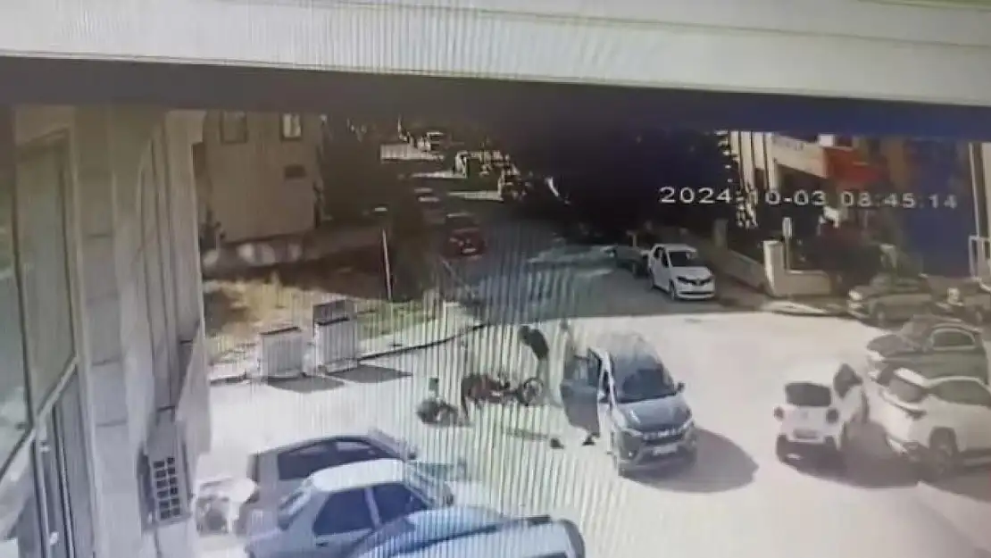 Elazığ'da motosiklet ile otomobilin çarpışma anı kamerada