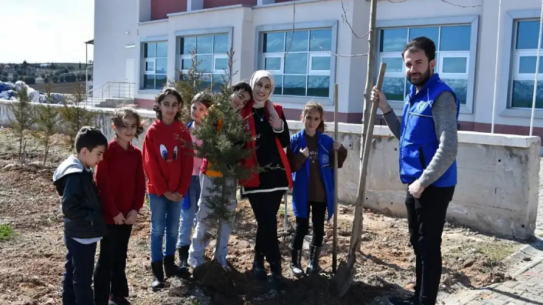 Elazığ'da öğrenciler fidanları toprak ile buluşturdu