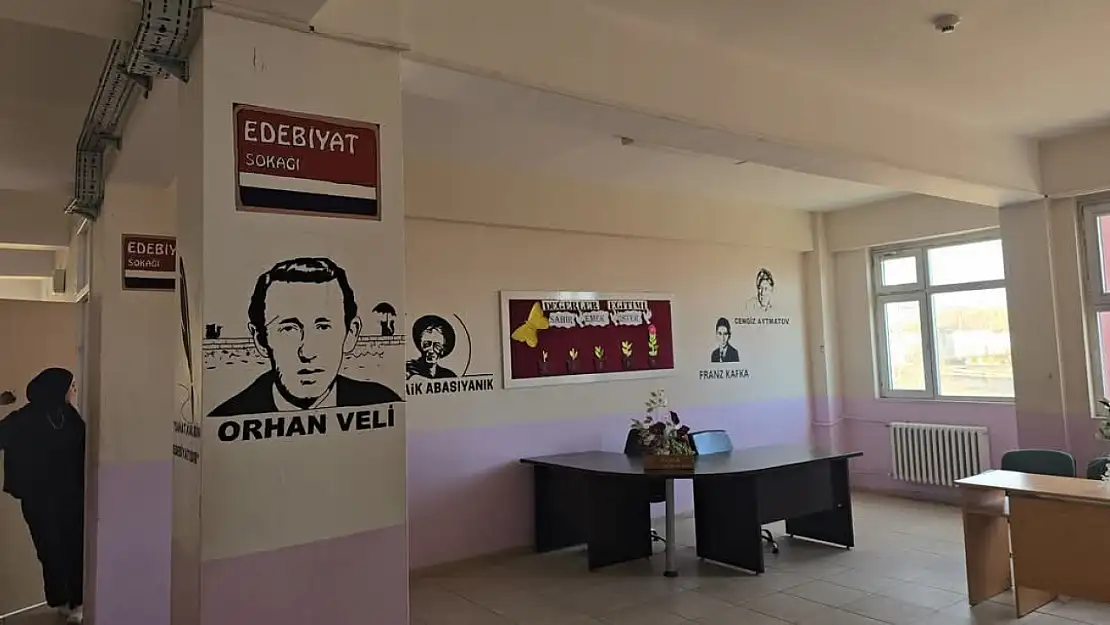 Elazığ'da öğrenciler okul duvarlarını süsledi