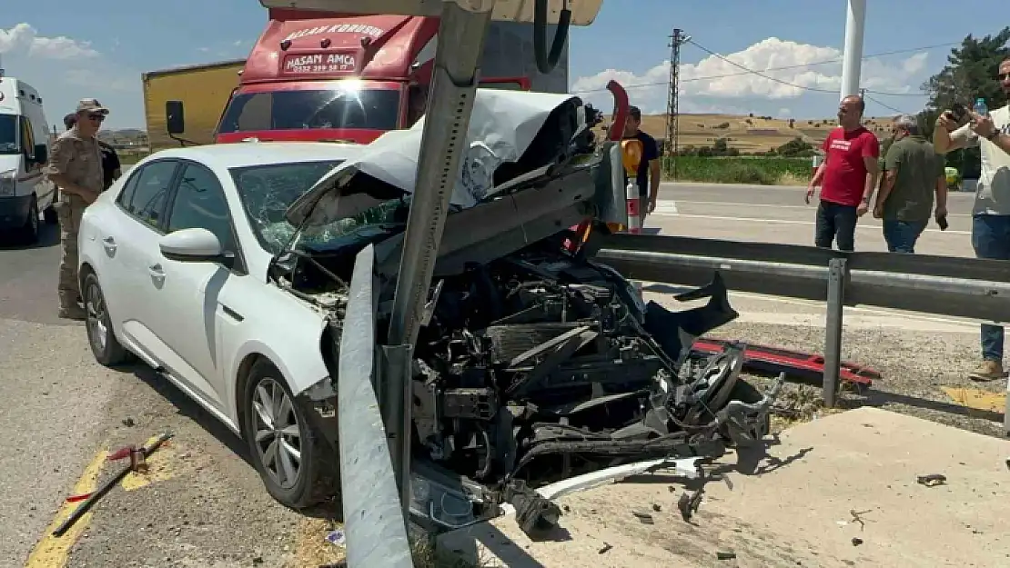 Elazığ'da otomobil bariyerlere saplandı: 4 yaralı