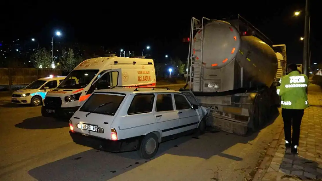 Elazığ'da otomobil beton mikserine çarptı: 1 yaralı