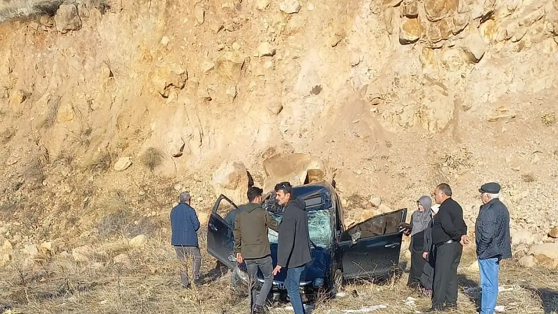 Elazığ'da otomobil takla attı: 1'i ağır 2 yaralı