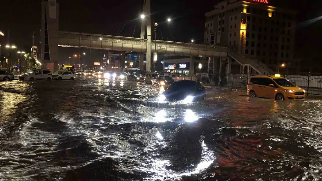 Elazığ'da sağanak yağışta yolda kalan araçları itfaiye kurtardı