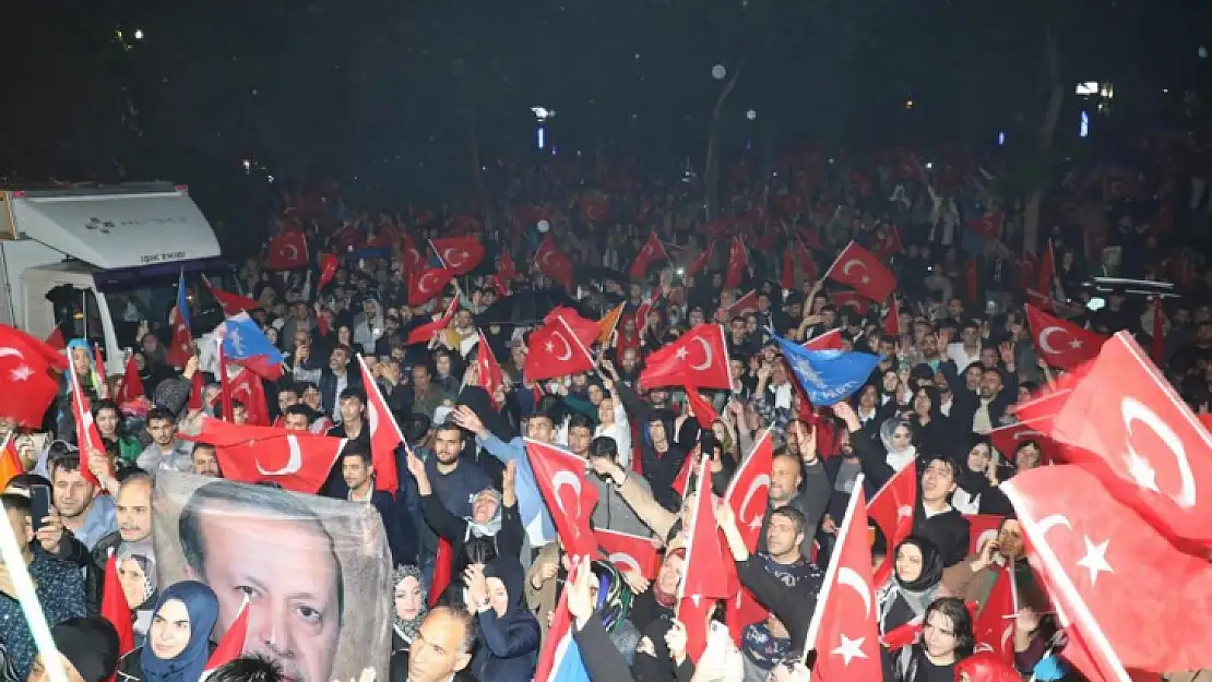 Elazığ'da seçim sonucu coşkuyla kutlandı