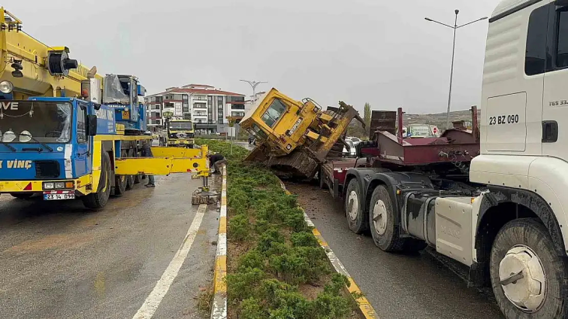 Elazığ'da taşıma aracının üstündeki dozer devrildi