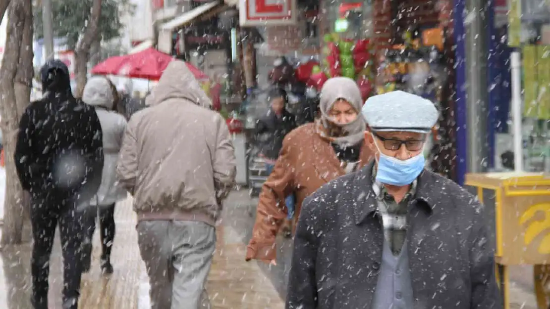 Elazığ'da uzun süredir beklenen kar yağışı başladı