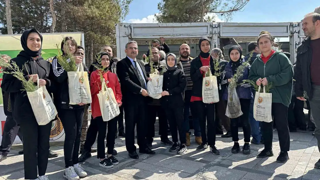 Elazığ'da vatandaşlara 6 bin adet ücretsiz fidan dağıtıldı