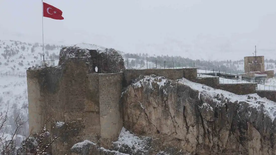 Elazığlılar güne karla uyandı