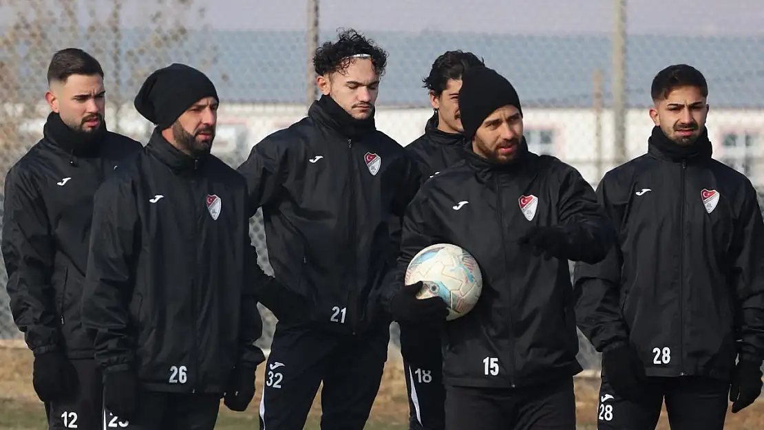 Elazığspor, Mersin'e 19 futbolcuyla gitti