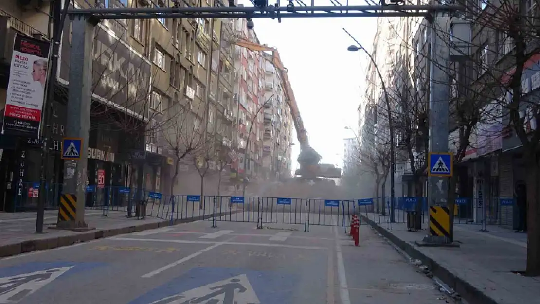 Gazi Caddesi'nde yıkım işlemleri başladı