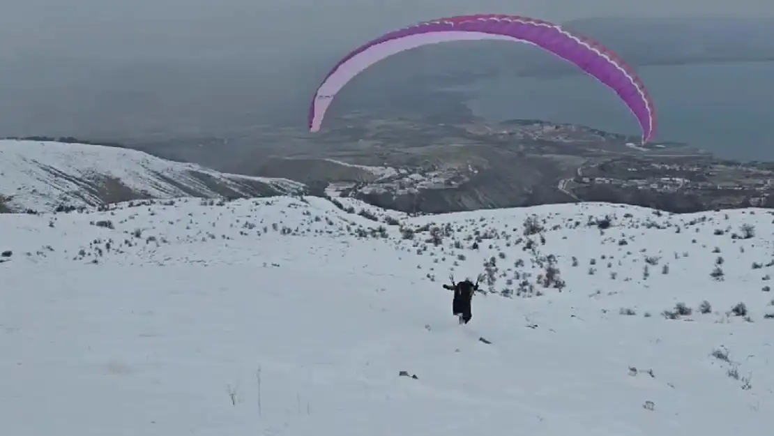 Hazarbaba Dağı'nda göl manzarası eşliğinde yamaç paraşütü