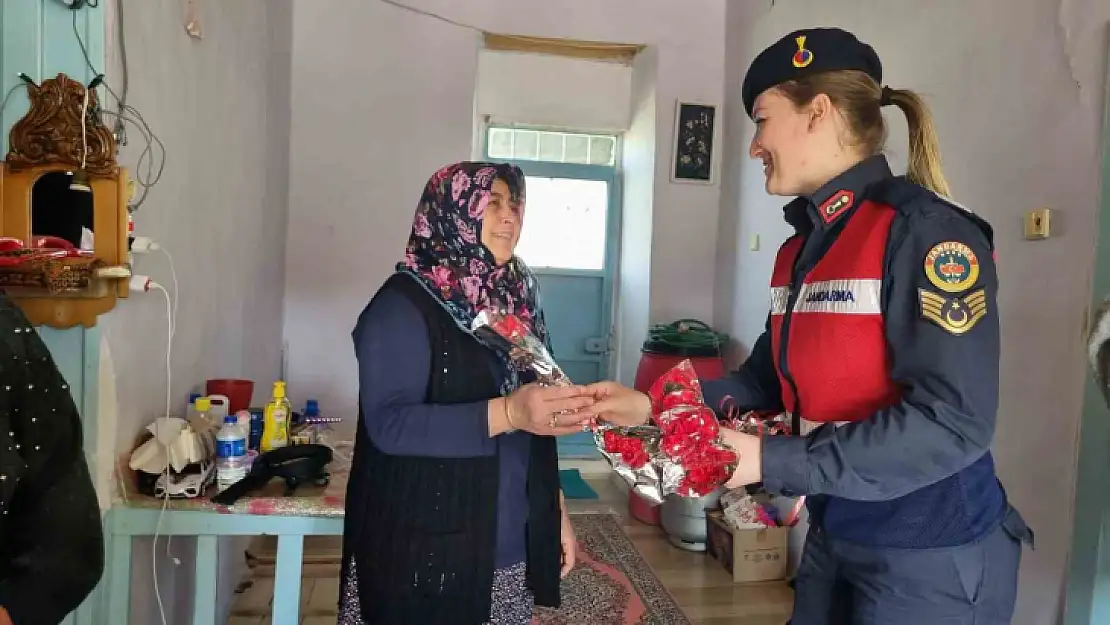 Jandarma ekipleri depremzede kadınları unutmadı