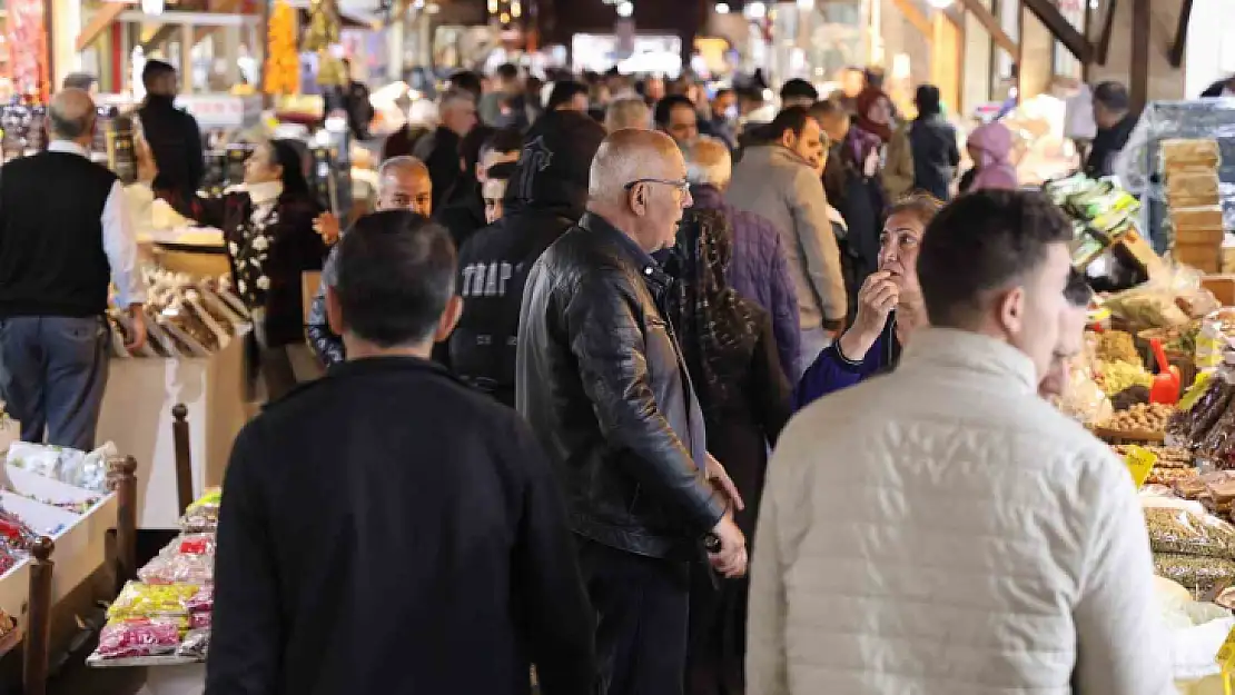 Kapalı Çarşı'daki gurbetçi yoğunluğu esnafın yüzünü güldürdü