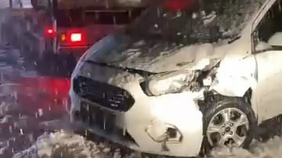 Kar, kazayı beraberinde getirdi:  Elazığ- Malatya karayolu trafiğe kapandı