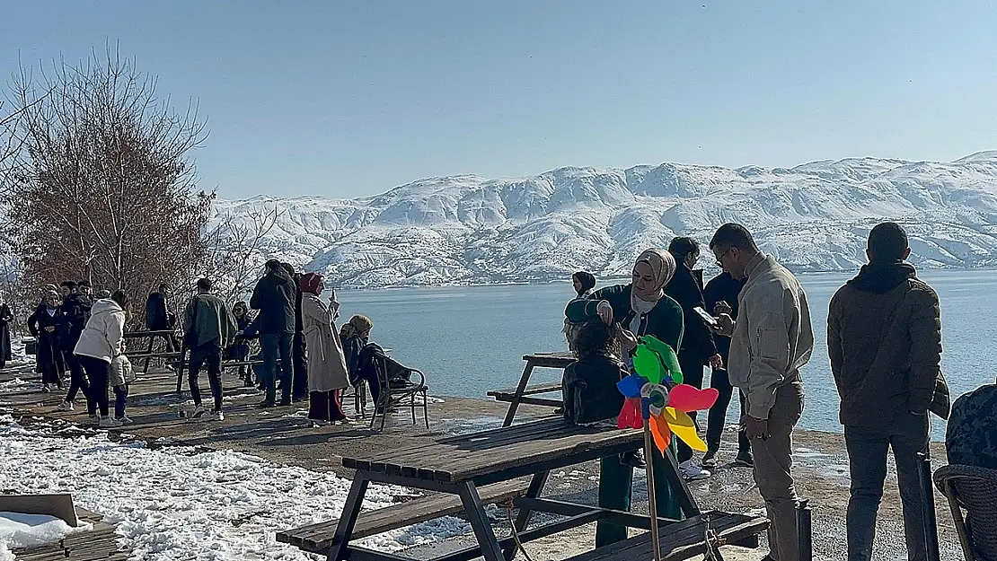 Kışın Gözdesi: Hazar Gölü'nün Karla Dansı Görenleri Hayran Bırakıyor!