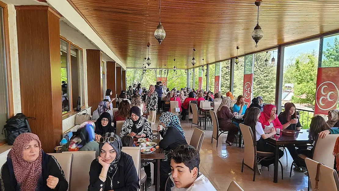 MHP Kadın Kolları'ndan anneler gününe özel anlamlı etkinlik