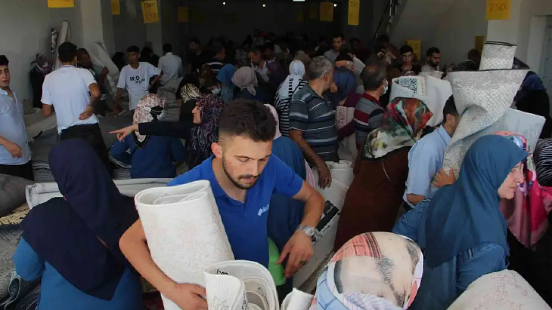 Ucuz halı almak isteyen vatandaşlar birbiriyle yarıştı, kapıda kuyruklar oluştu