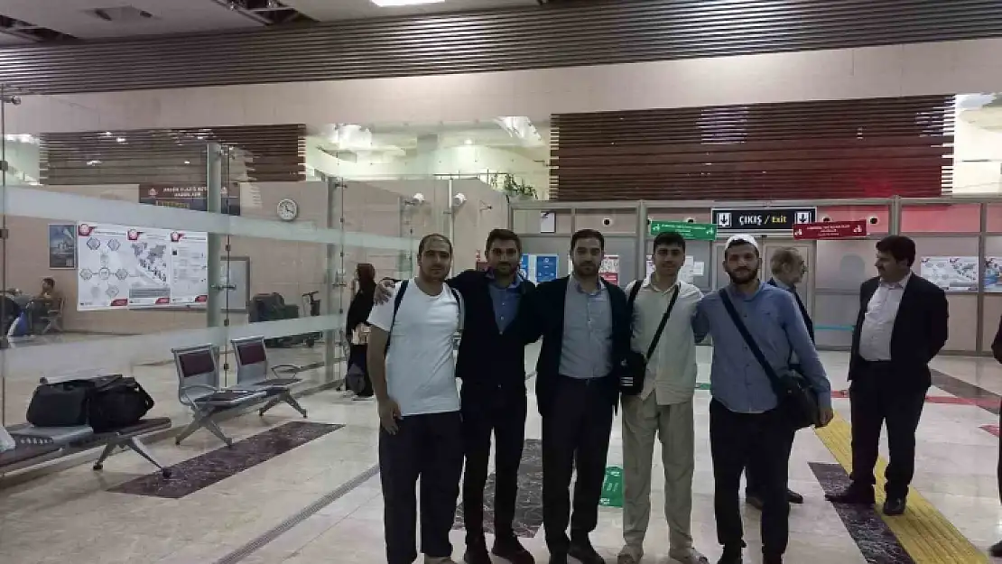 Umreye gönderilen üniversite öğrencileri  Elazığ'a döndü