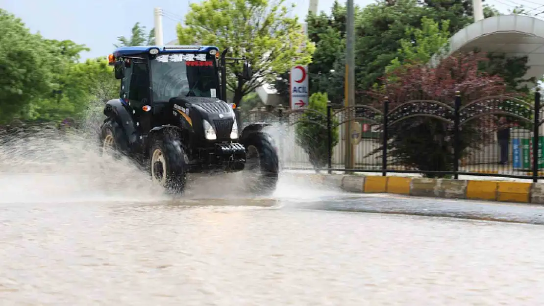 Yağmur alt geçidi suyla doldurdu, sürücüler güçlük çekti