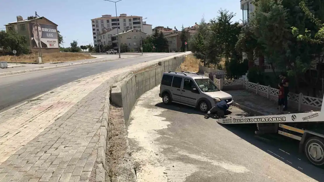 Yine aynı yer yine kaza: Korkudan evlerinin önünde oturamıyorlar