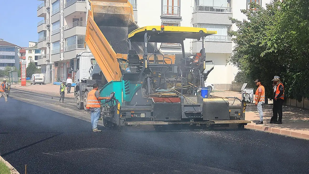 Asfalt mesaisi tüm hızıyla sürüyor