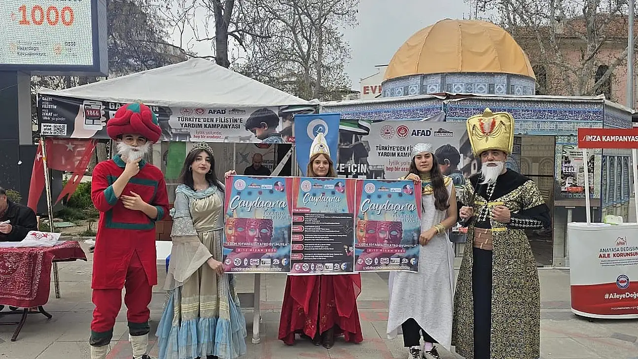 Elazığ'da Tiyatro Şöleni Kortejle Başladı